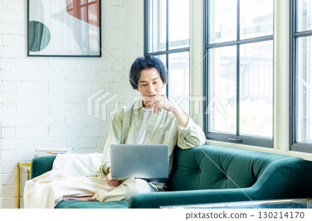 中間人在家沙發上遠程辦公 130214170