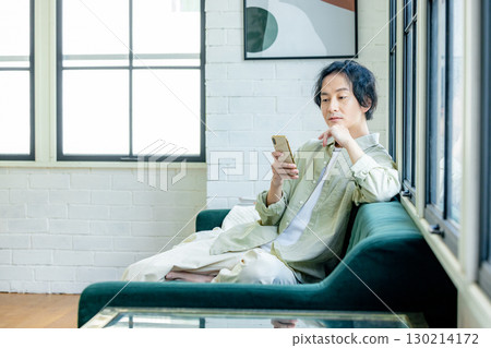 一個使用智能手機的人 130214172