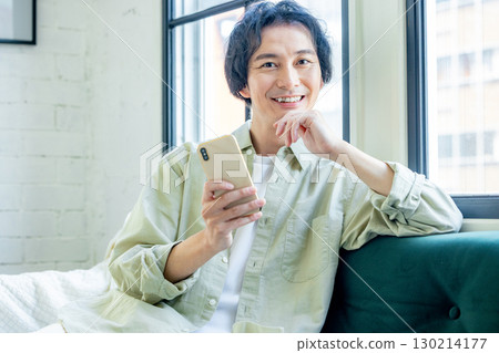 一個使用智能手機的人 130214177