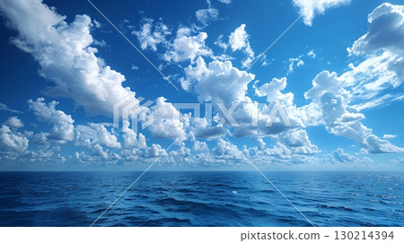靛藍色的天空和柔軟的積雲 130214394