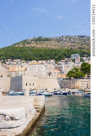從船上欣賞歐洲克羅埃西亞杜布羅夫尼克老城港口 從船上欣賞歐洲克羅埃西亞杜布羅夫尼克老城港口 130214411