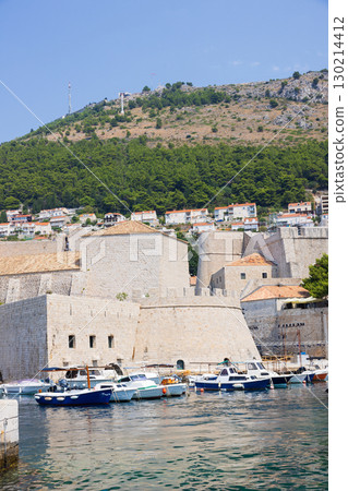 從船上欣賞歐洲克羅埃西亞杜布羅夫尼克老城港口 130214412