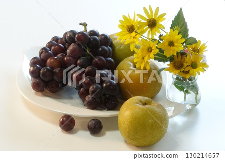 葡萄、梨子和矮向日葵 130214657