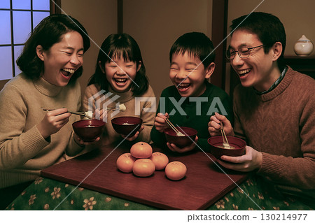 昭和時代的場景：一家人在被爐裡吃雜煮 130214977