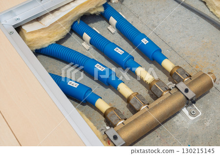 公寓大樓地板下安裝的供水管細節 公寓大樓地板下安裝的供水管細節 130215145