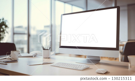 配有顯示器的現代化辦公室，辦公桌視野明亮 130215311