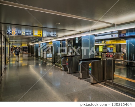 東京地鐵日比谷線銀座站的檢票口，位於市中心的地下通道 130215464