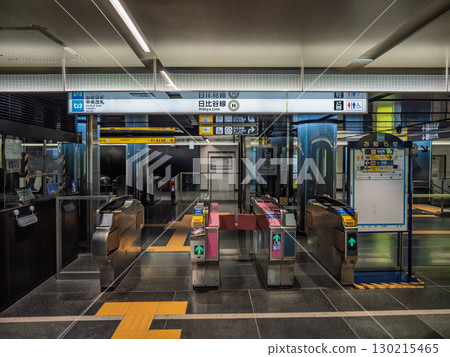 東京地鐵日比谷線銀座站的檢票口,位於市中心的地下通道 東京地鐵日比谷線銀座站的檢票口,位於市中心的地下通道 130215465