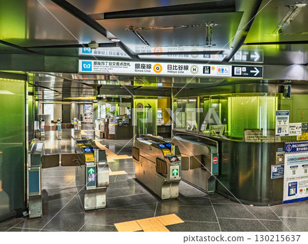 東京地鐵銀座線、日比谷線銀座站的檢票口,位於市中心的地下通道 東京地鐵銀座線、日比谷線銀座站的檢票口,位於市中心的地下通道 130215637