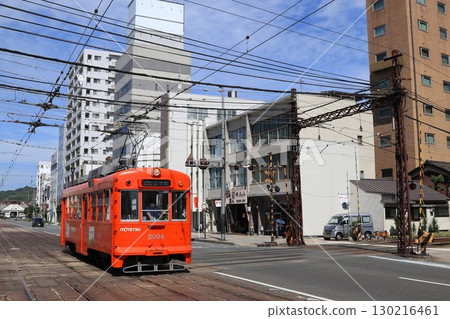 電車穿越鑽石十字路口 130216461