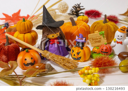 萬聖節圖片：可愛的女巫和南瓜燈 130216493
