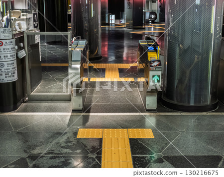 火車站的自動檢票口和點字塊 火車站的自動檢票口和點字塊 130216675