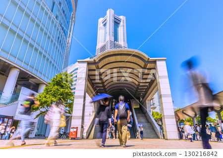 8 月 30 日，日本橫濱城市景觀。從櫻木町站廣場觀賞橫濱地標塔和其他地標。 130216842