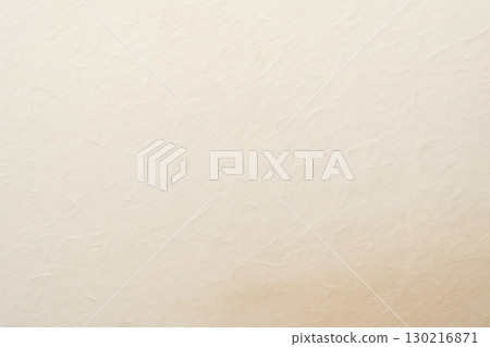Simple background of pale washi paper texture (white to beige gradation) 130216871