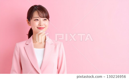 商業系列：日本女性辦公室職員站在圖表前 130216956