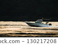 一艘小船漂浮在晨曦中 130217208
