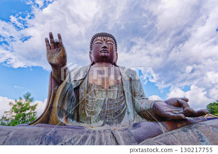 Morioka City, Iwate Prefecture / Shoenji Temple] Morioka Great Buddha (bottom front) standing among white clouds 130217755