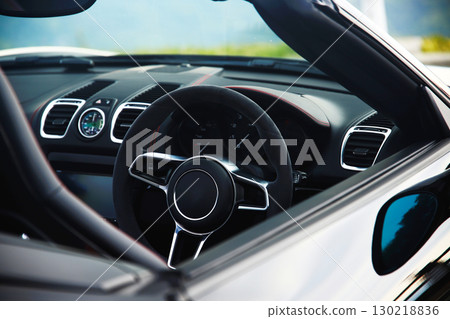 黑色敞篷車的駕駛座 130218836