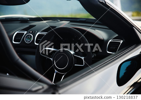 黑色敞篷車的駕駛座 130218837