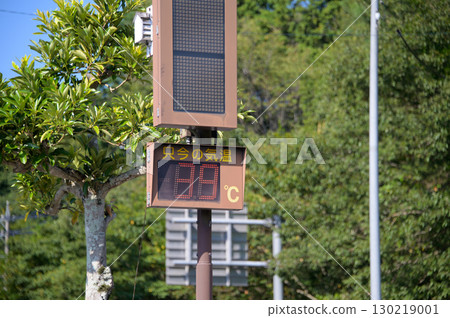 國道旁的電子顯示幕顯示目前氣溫為39°C 130219001