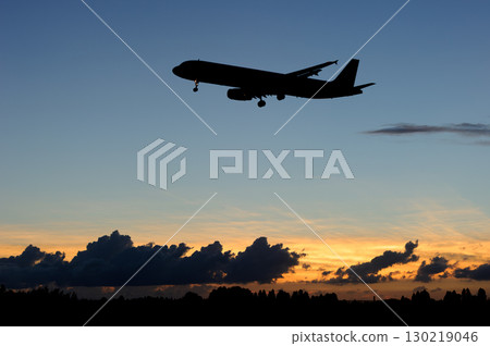 一架飛機，背景是美麗的日落、天空和雲彩 130219046