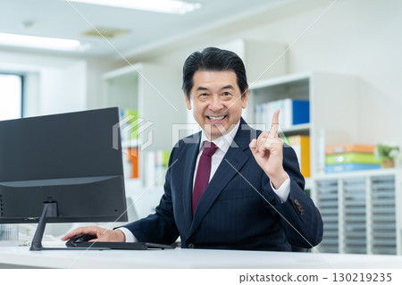 工作在辦公室的資深商人 工作在辦公室的資深商人 130219235