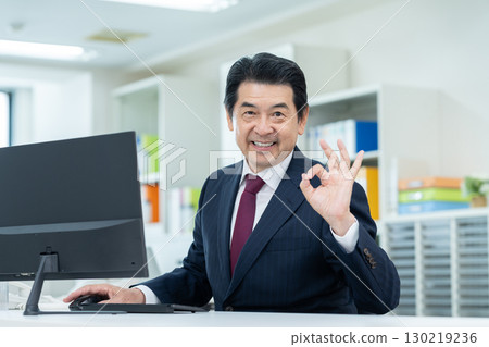 工作在辦公室的資深商人 工作在辦公室的資深商人 130219236