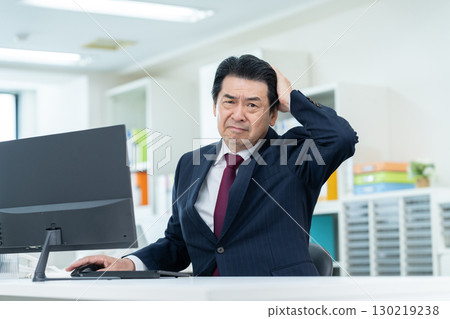 工作在辦公室的資深商人 130219238