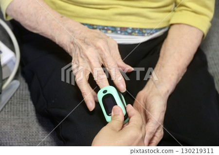 老年婦女測量血氧水平 老年婦女測量血氧水平 130219311