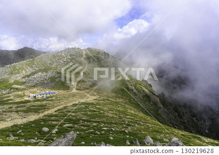 中岳和寶劍岳周圍雲霧繚繞，景色神秘 130219628