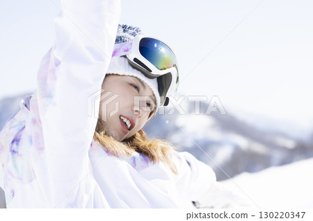 欣賞雪山的可愛女人 130220347
