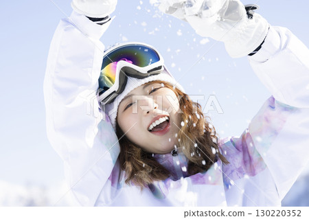 欣賞雪山的可愛女人 欣賞雪山的可愛女人 130220352