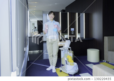 一位年輕女性辦公大樓清潔工的全身肖像。照片由東京電子專門學校、電波學園株式會社提供。 一位年輕女性辦公大樓清潔工的全身肖像。照片由東京電子專門學校、電波學園株式會社提供。 130220435
