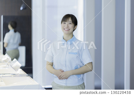 一位年輕女性辦公大樓清潔工的肖像。照片由東京電子專門學校、電波學園株式會社提供。 一位年輕女性辦公大樓清潔工的肖像。照片由東京電子專門學校、電波學園株式會社提供。 130220438