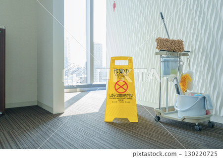 辦公大樓女廁前的標誌牌上顯示著正在進行的工作和清潔工具。照片由東京電子專門學校、電波學園學校法人提供。 130220725