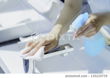 一名年輕女清潔工的手正在擦拭辦公大樓浴室的水槽。照片提供：電波學園東京電子專門學校 130220739