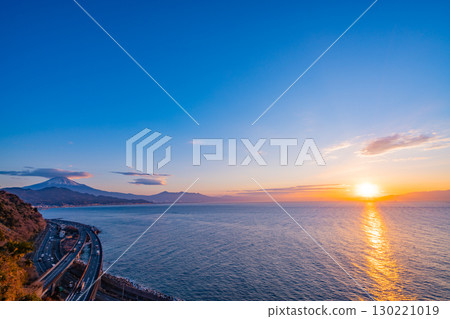 （靜岡縣）日出時從薩塔山口看到的富士山 130221019