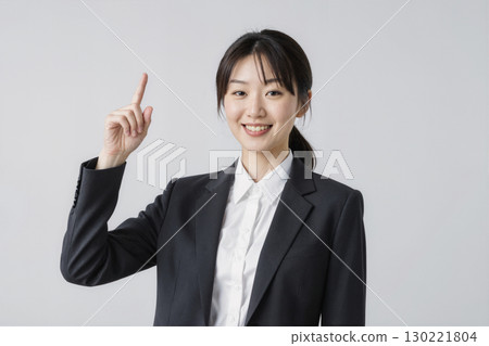 微笑的女商人 130221804