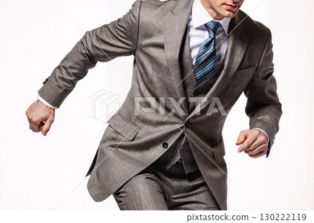 象徵挑戰和進步的商人 130222119