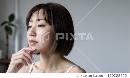 Young woman who is conscious of skin health 130222223