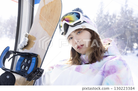 享受滑雪的可愛女人 130223384