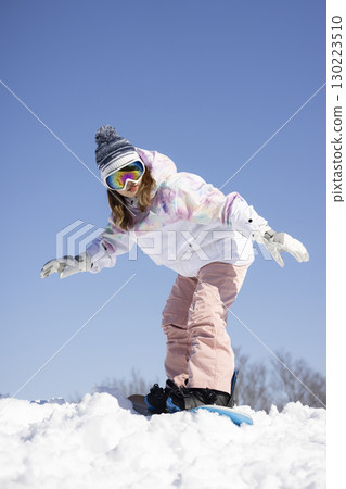 享受滑雪的可愛女人 130223510