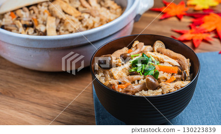 秋季風味的日式砂鍋蘑菇飯 130223839
