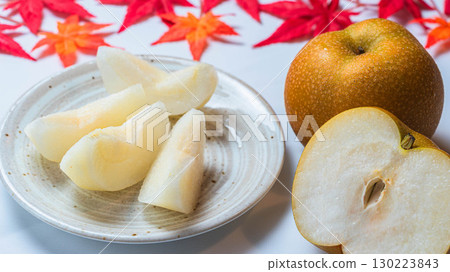 Freshly sliced Hosui pears (Japanese pears) 130223843