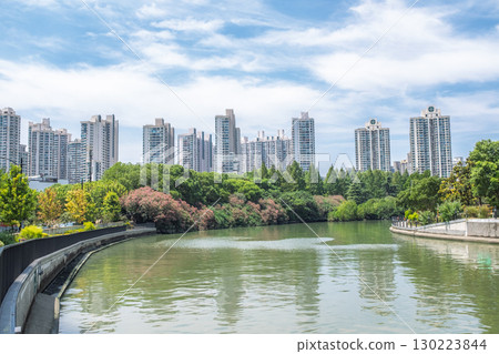 上海蘇州河的都會綠意水岸風光 上海蘇州河的都會綠意水岸風光 130223844