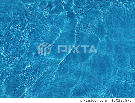 美麗閃閃發光的透明海面和水面波紋紋理照片 美麗閃閃發光的透明海面和水面波紋紋理照片 130223873