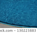從游泳池跳水板上看到的波光粼粼的美麗水面照片 130223883