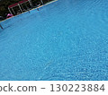 從游泳池跳水板上看到的波光粼粼的美麗水面照片 130223884