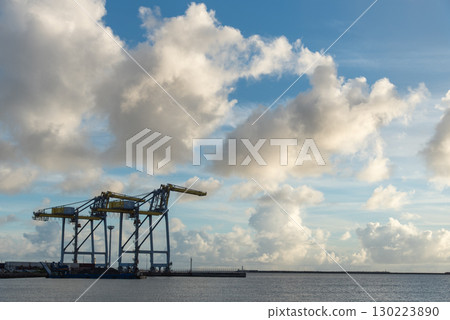 兩台龍門起重機 130223890