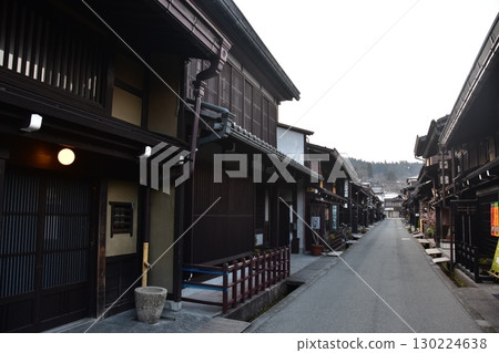日本岐阜縣高山市的古老街道。散發著歷史氣息的老房子。高山春節期間的早晨景象。 130224638